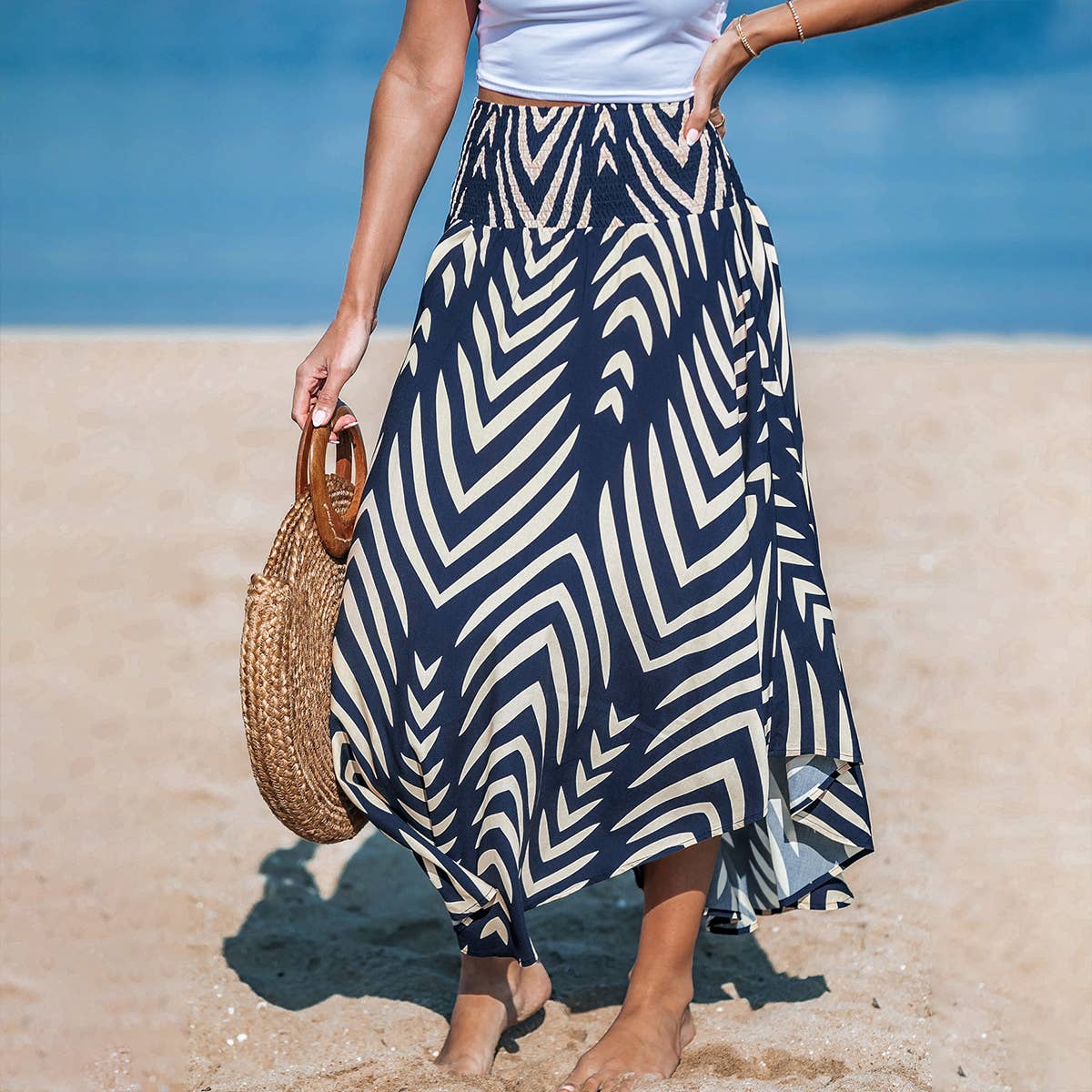 Casual and vacation-style skirt with leaf prints