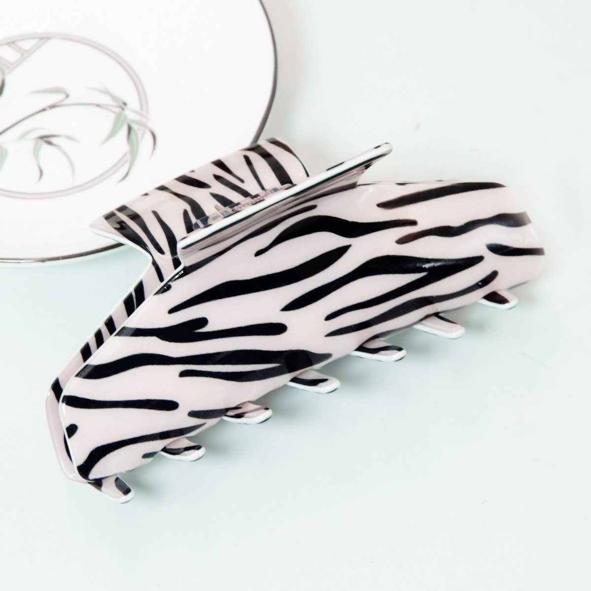CWAHA1396_PERSONALITY TEXTURE LARGE HAIR CLAW CLIP