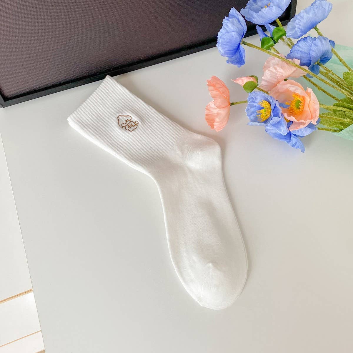 CWMS2517_WHITE NEW EMBROIDERED SIMPLE MIDDLE SOCKS