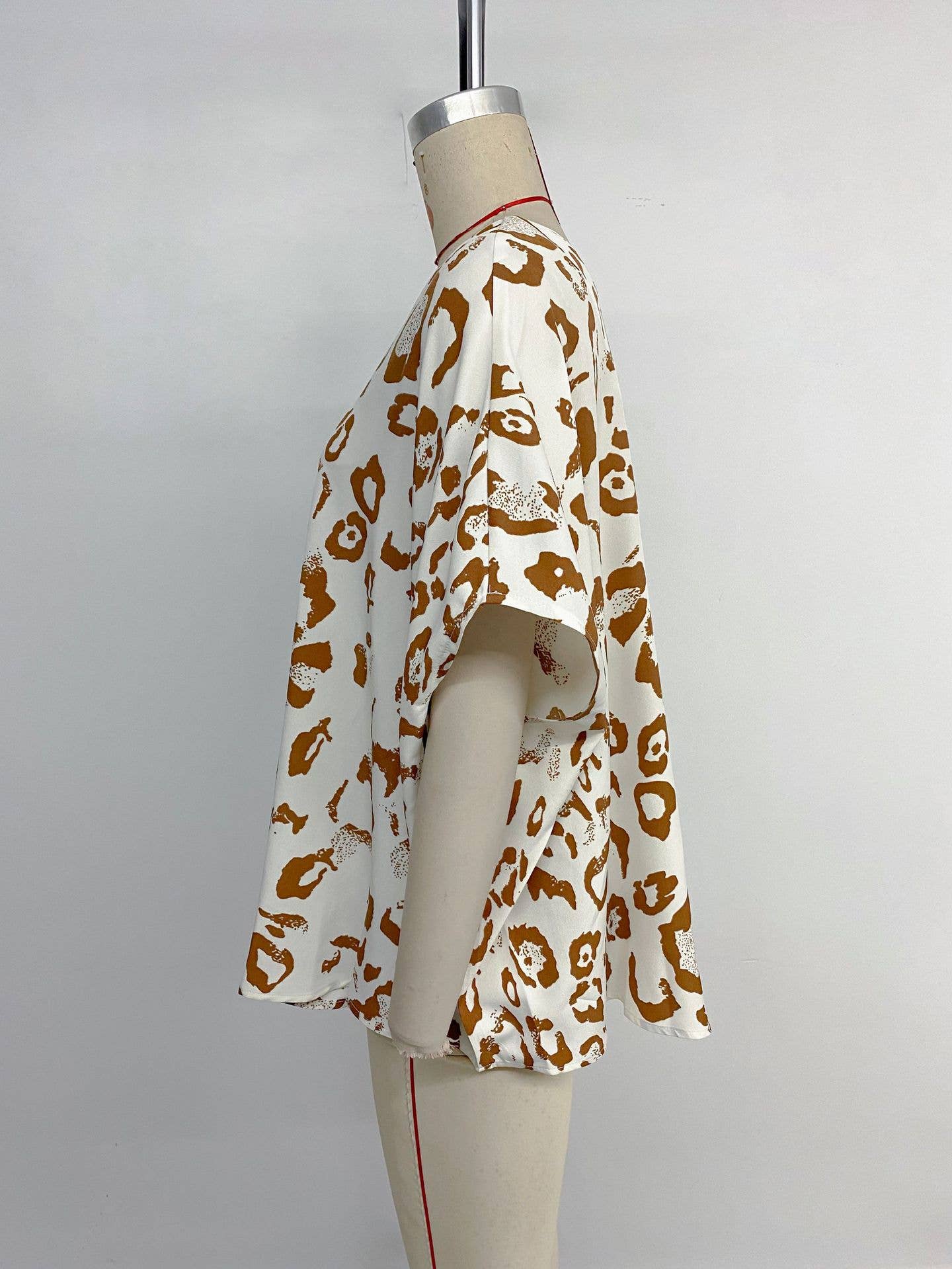 Casual V-neck bat-sleeve leopard print shirt