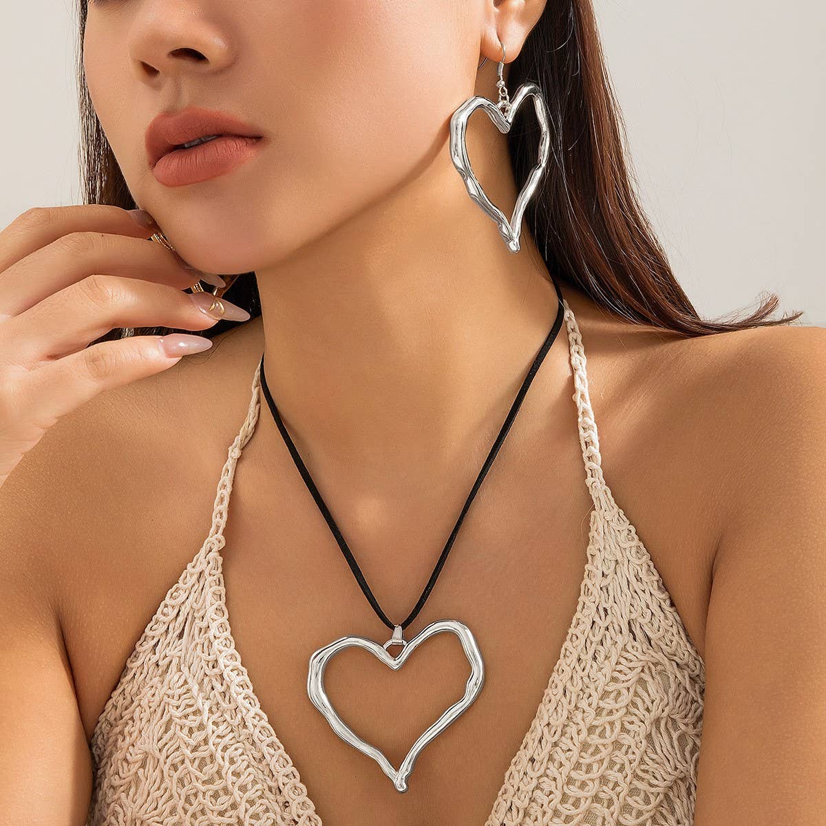 EXAGGERATED HOT GIRL SIMPLE ADJUSTABLE NECKLACE_CWAJE1918