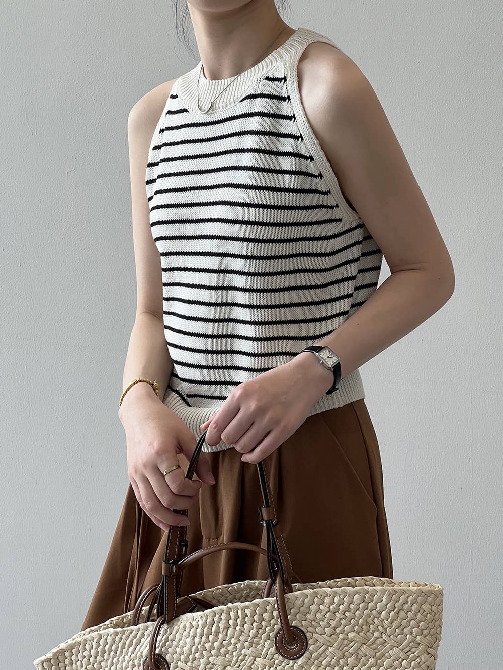 CREW-NECK SLEEVELESS BOTTOM STRIPED KNIT CAMISOLE