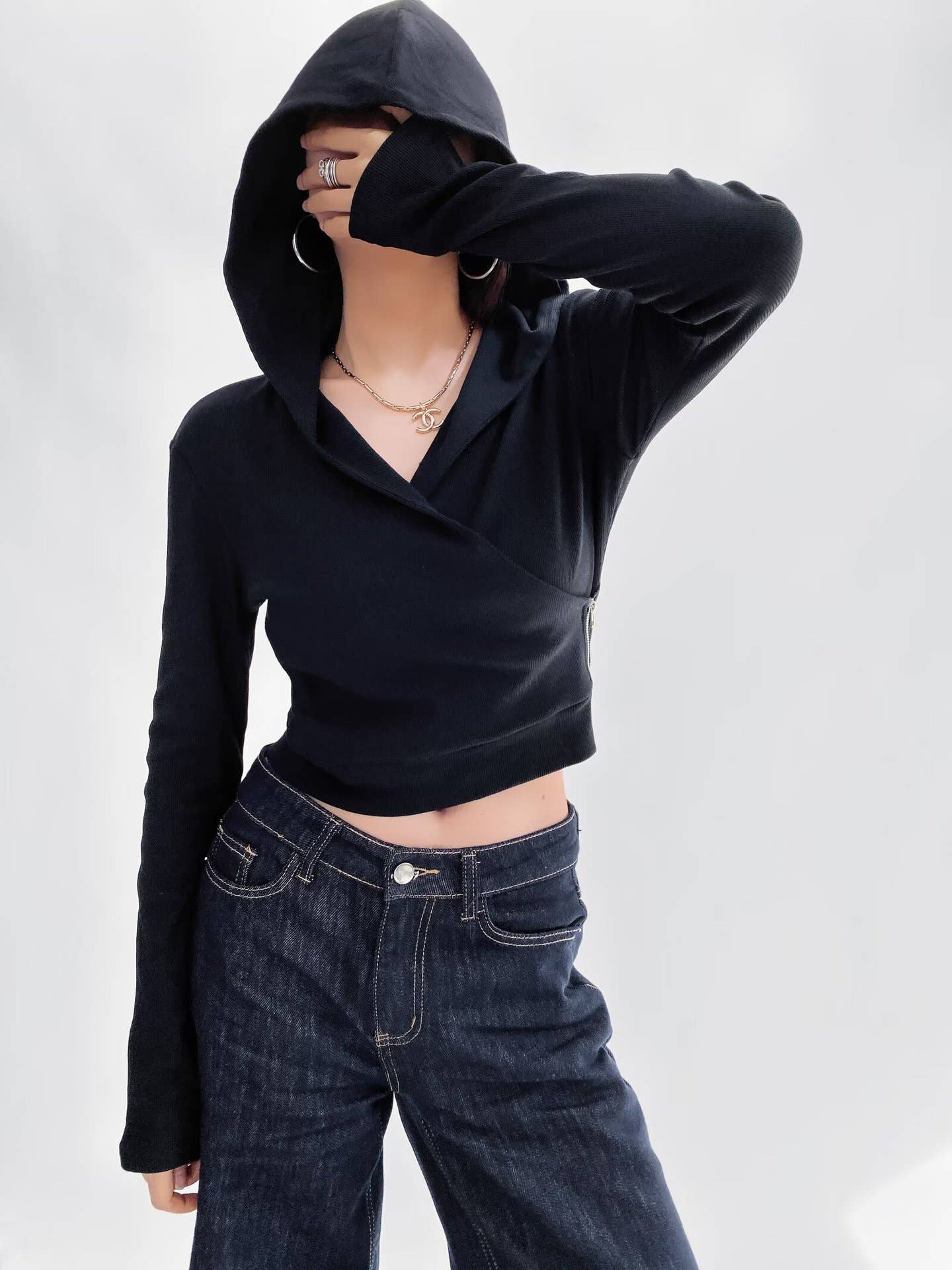 Design cross-V-neck zipper hooded sweatshirt