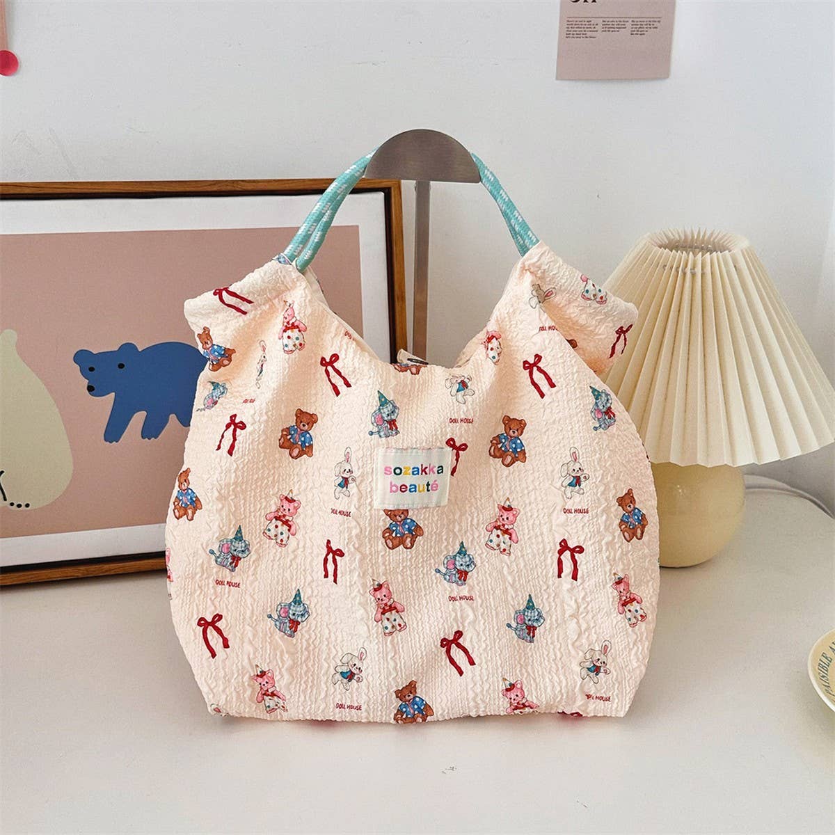 CWAB3909_CARTOON EMBOSSED CANVAS COMMUTER HANDBAG