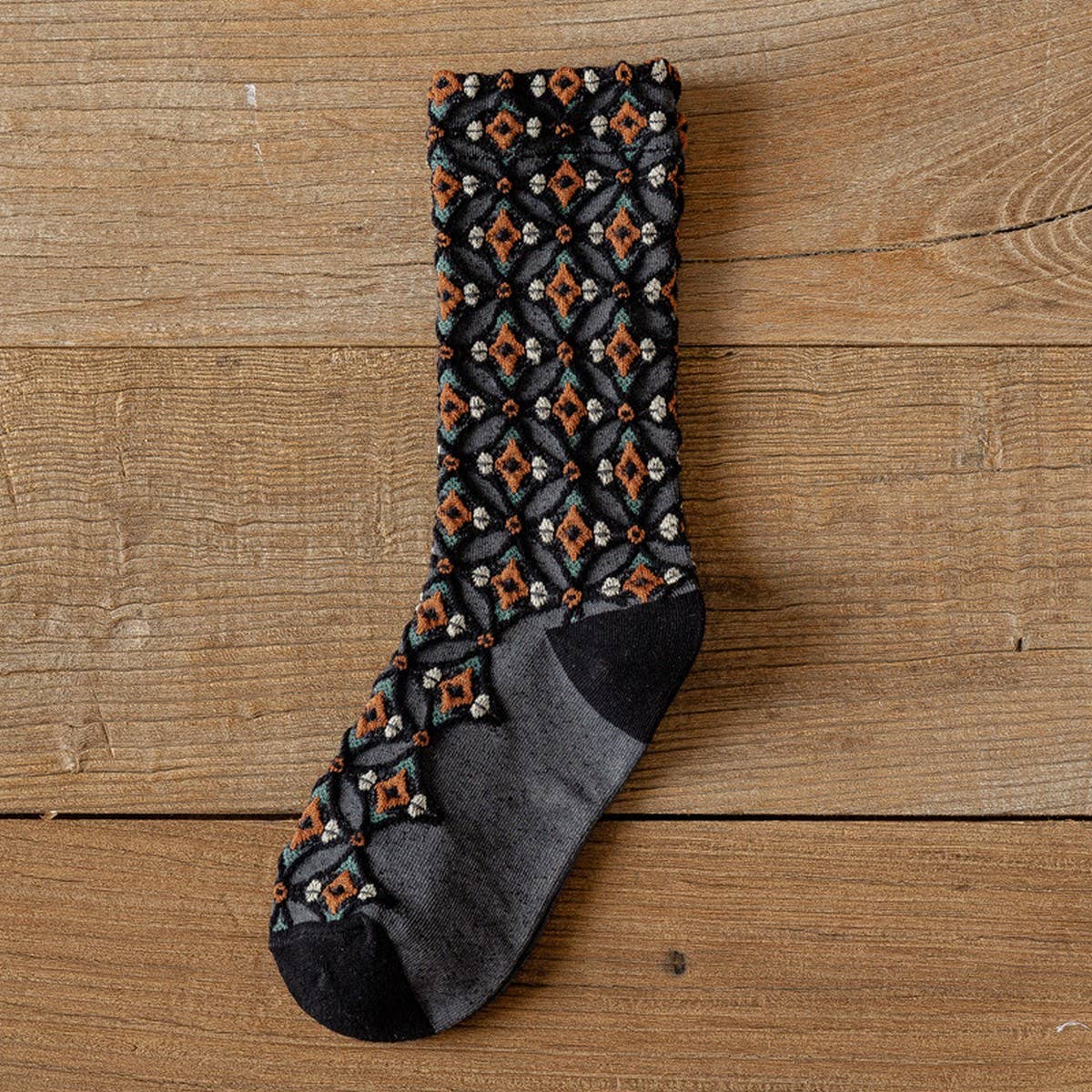 NEW DIAMOND-PATTERNED WHITE TRIM MID-TUBE SOCKS