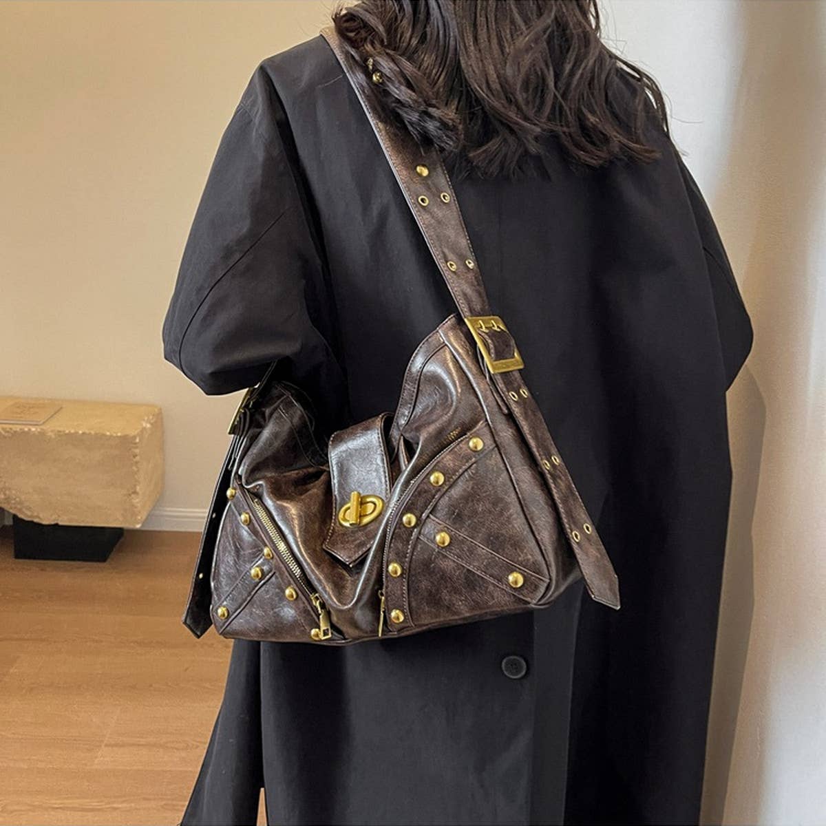 RETRO RIVET LARGE CAPACITY SHOULDER BAG_CWAB1580