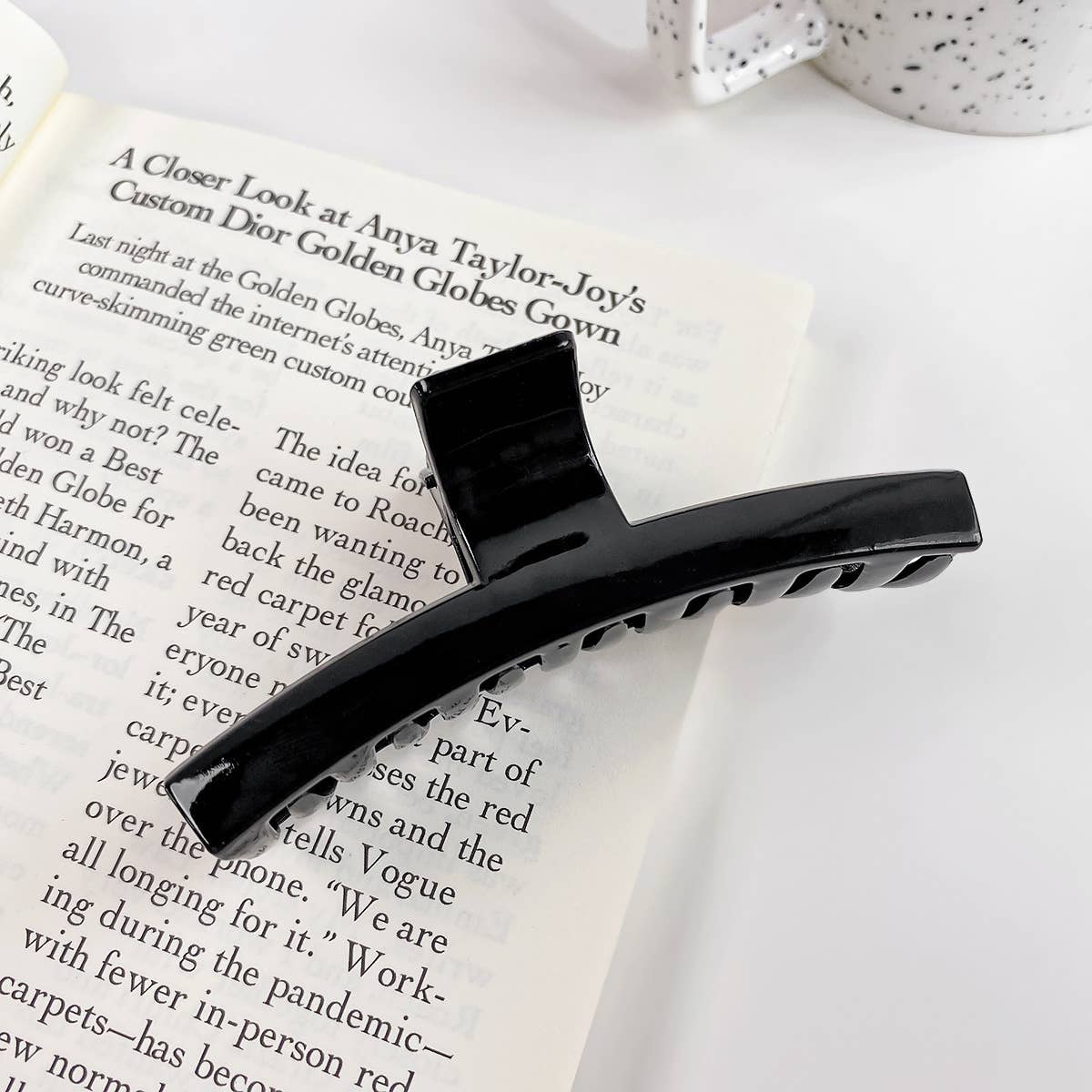 Arc-shaped semi-circular transparent gripper