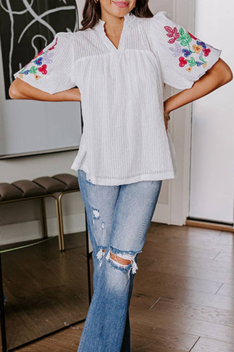 CWTBLS1387_ALL-OVER V-NECK SHORT-SLEEVED EMBROIDERED TOP