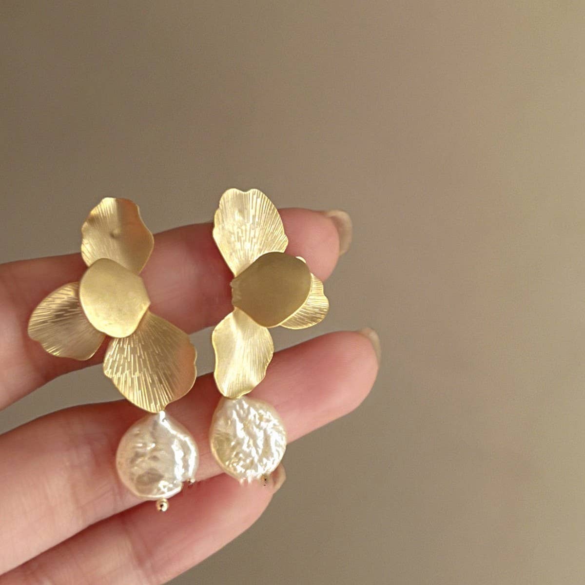 PETAL FLOWER PEARL FASHION EARRINGS_CWAJE2055
