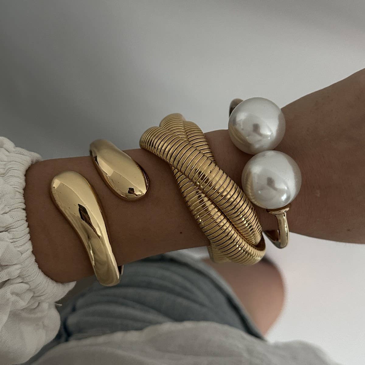 FASHIONABLE OPEN METAL DESIGN BRACELET