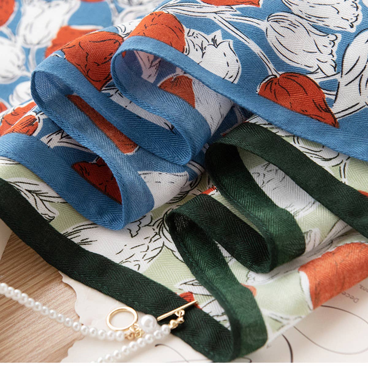 RETRO CONTRAST ROSE PRINT SQUARE SCARF_CWASC0938