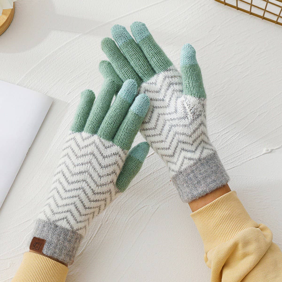 KNITTED FLEECE PLAID TOUCH SCREEN WARM GLOVES_CWAG0371