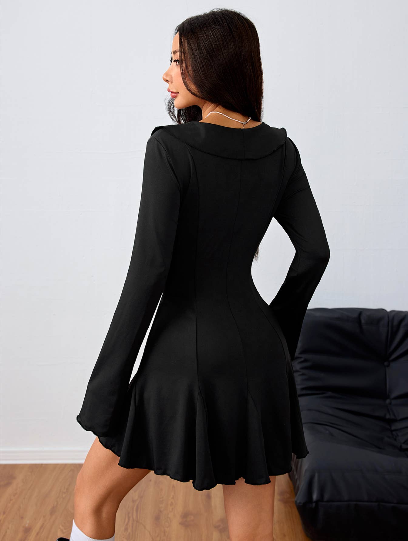 Black fungus edges form-fitting lace-up dress