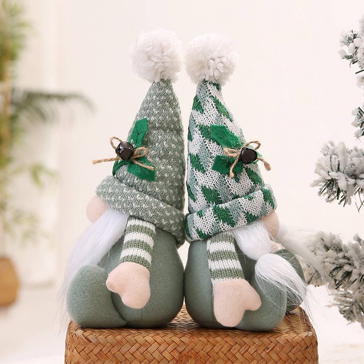 CWMM10351_KNITTED CHRISTMAS GNOME PLUSH SITTING DECORATION