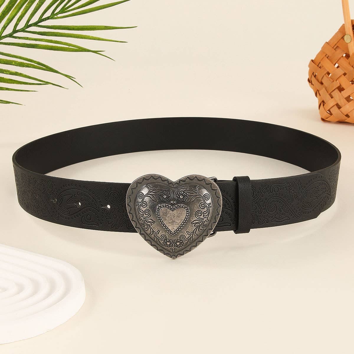 Heart-shaped engraved niche needle-buckle belt