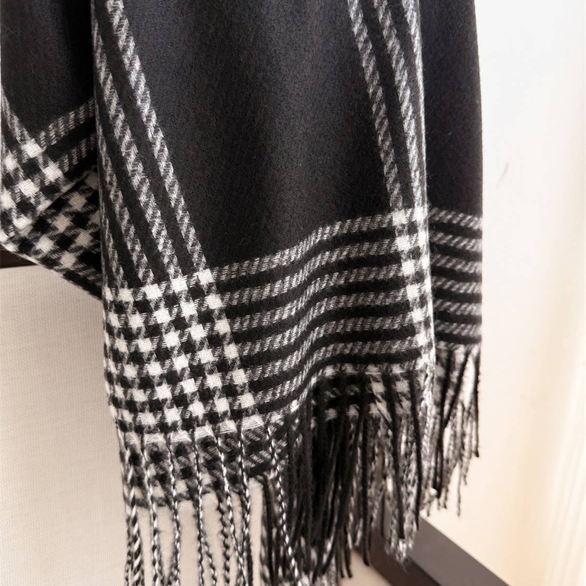 Warm Retro Grid Scarf Shawl for Winter Look