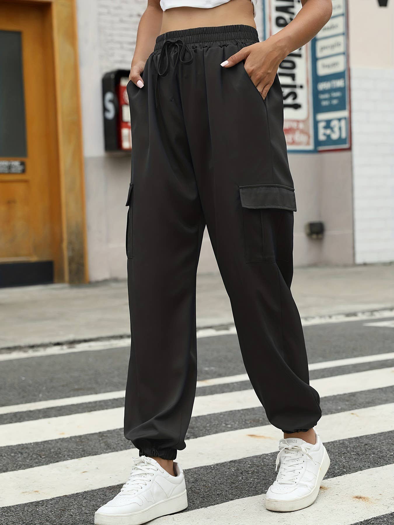 Covered pocket tapered lace-up loose cargo pants