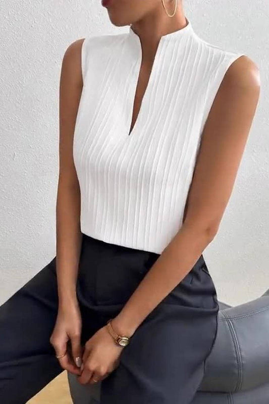 CWTBLSL0862_TEXTURED SLEEVELESS V-NECK SLIM FIT CASUAL TEE